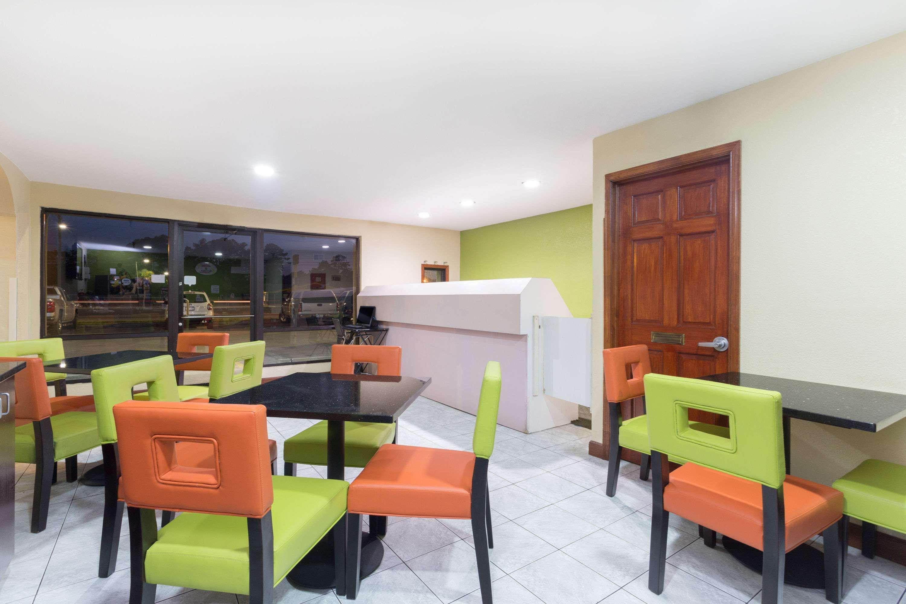 Super 8 By Wyndham Brunswick/St Simons Island Area Hotel Екстериор снимка