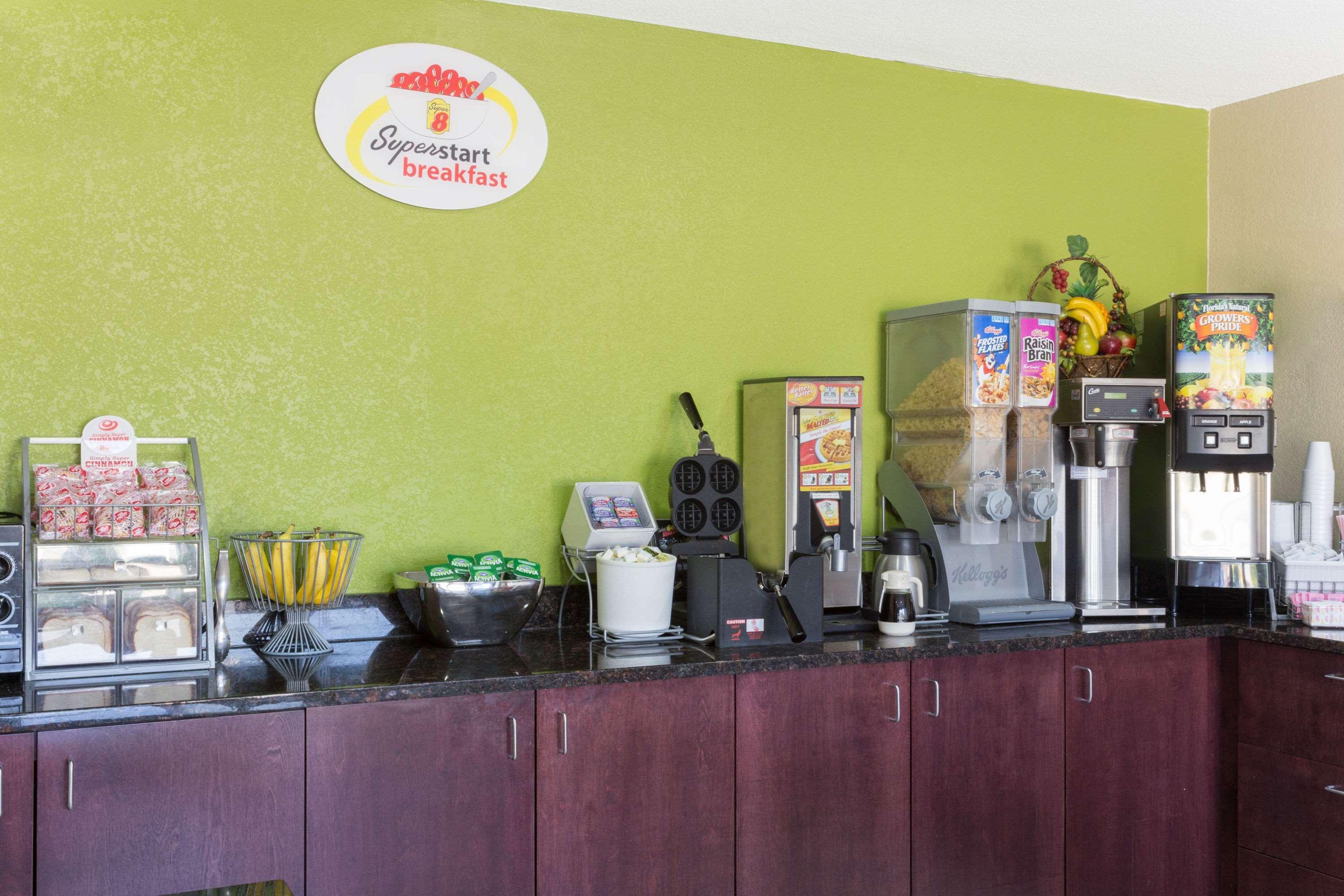 Super 8 By Wyndham Brunswick/St Simons Island Area Hotel Екстериор снимка