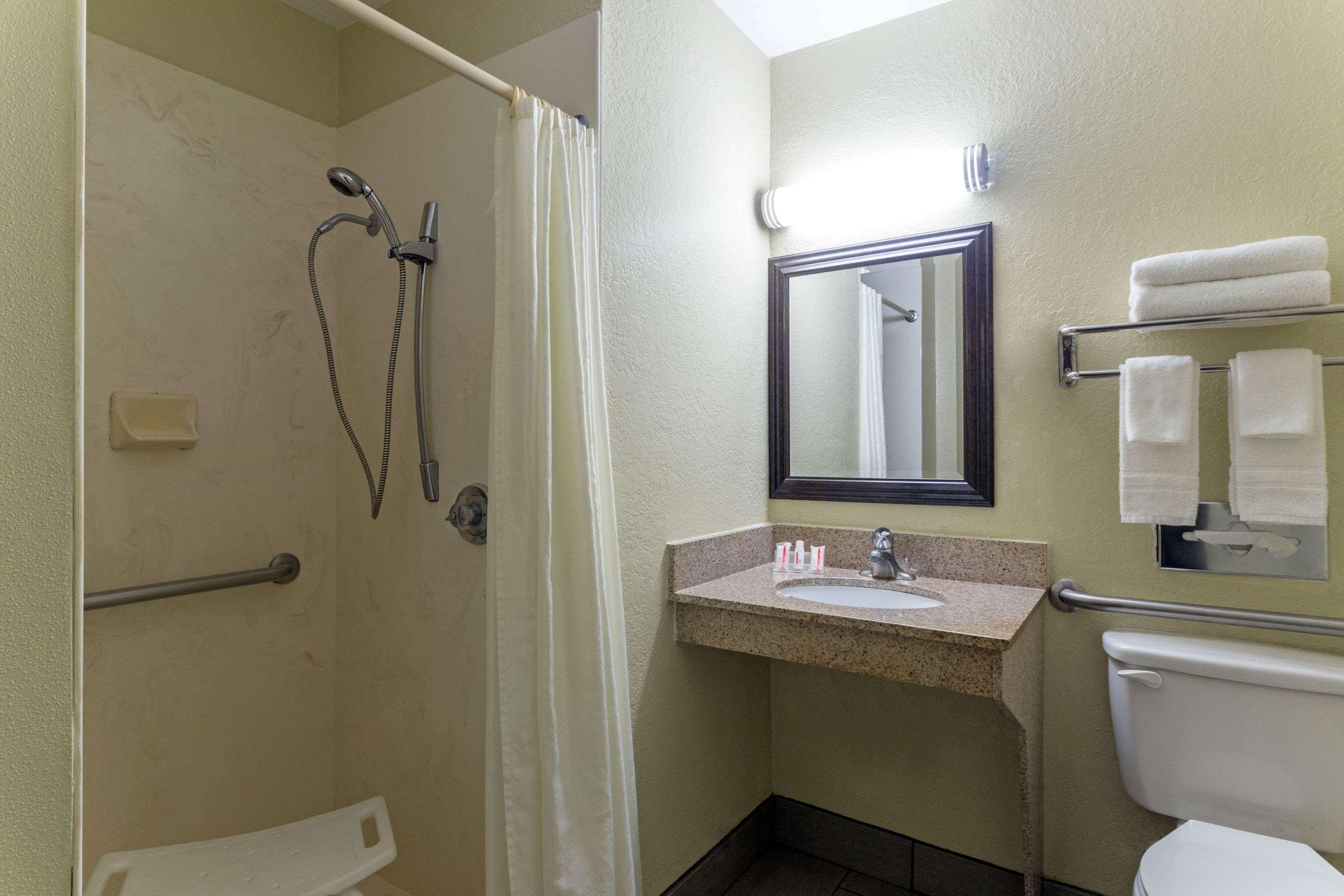 Super 8 By Wyndham Brunswick/St Simons Island Area Hotel Екстериор снимка