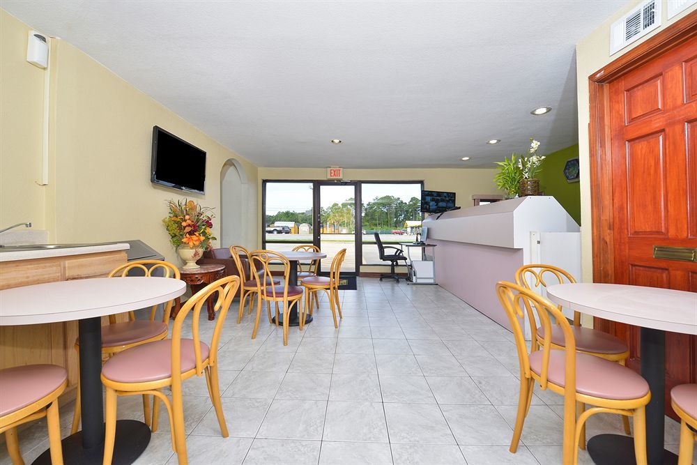 Super 8 By Wyndham Brunswick/St Simons Island Area Hotel Екстериор снимка