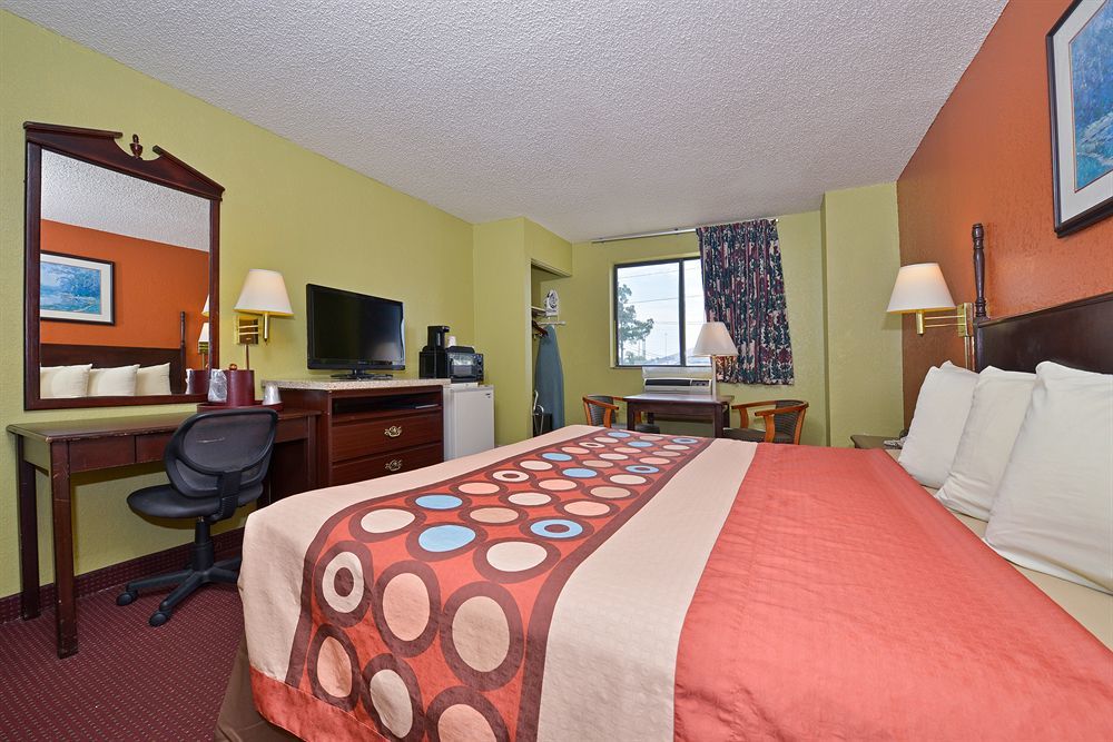 Super 8 By Wyndham Brunswick/St Simons Island Area Hotel Екстериор снимка