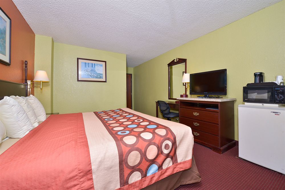 Super 8 By Wyndham Brunswick/St Simons Island Area Hotel Екстериор снимка