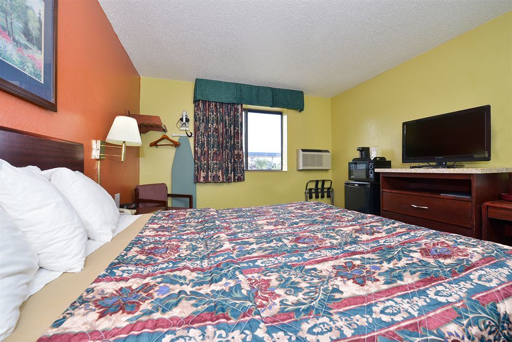 Super 8 By Wyndham Brunswick/St Simons Island Area Hotel Екстериор снимка