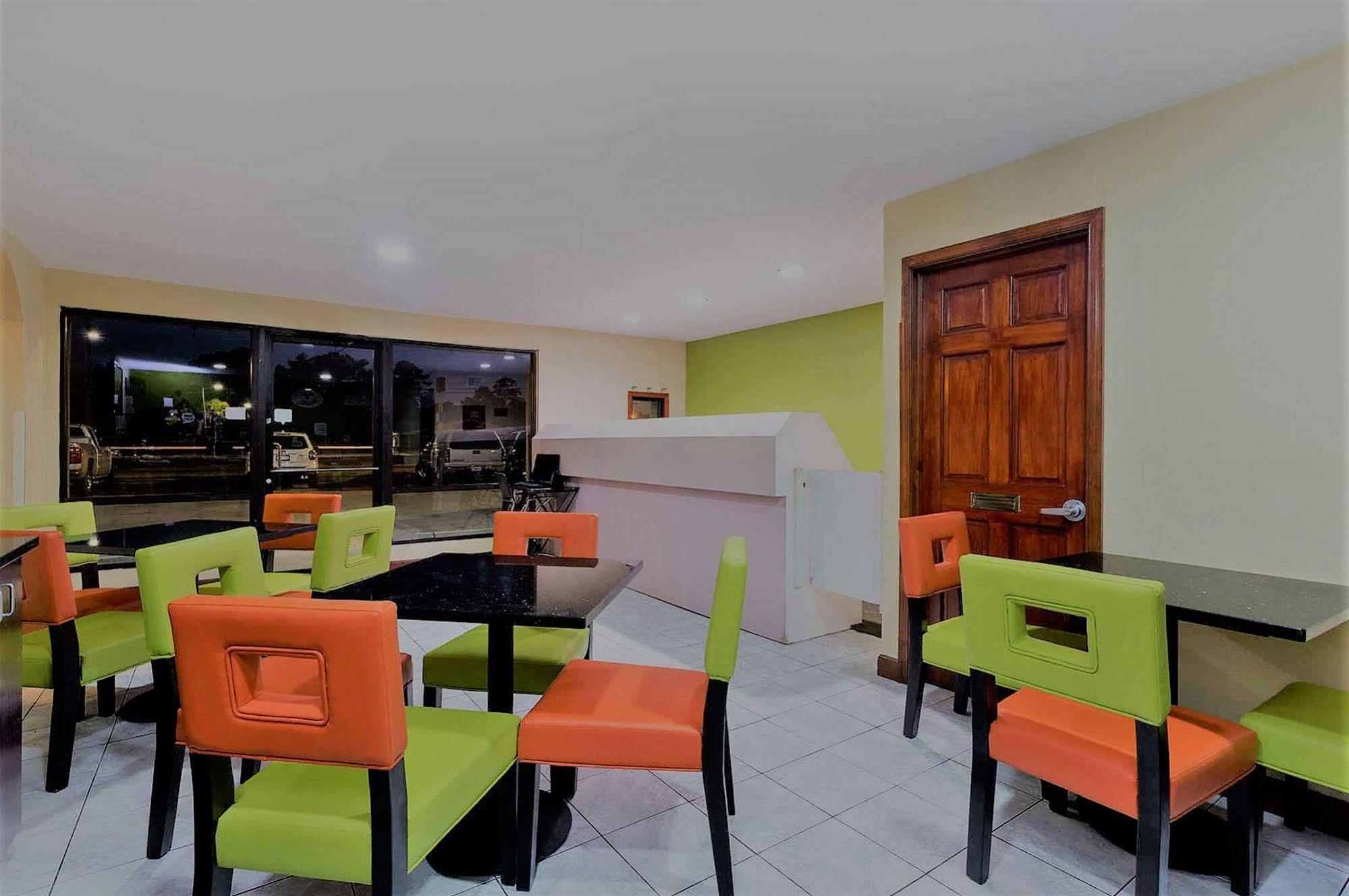 Super 8 By Wyndham Brunswick/St Simons Island Area Hotel Екстериор снимка