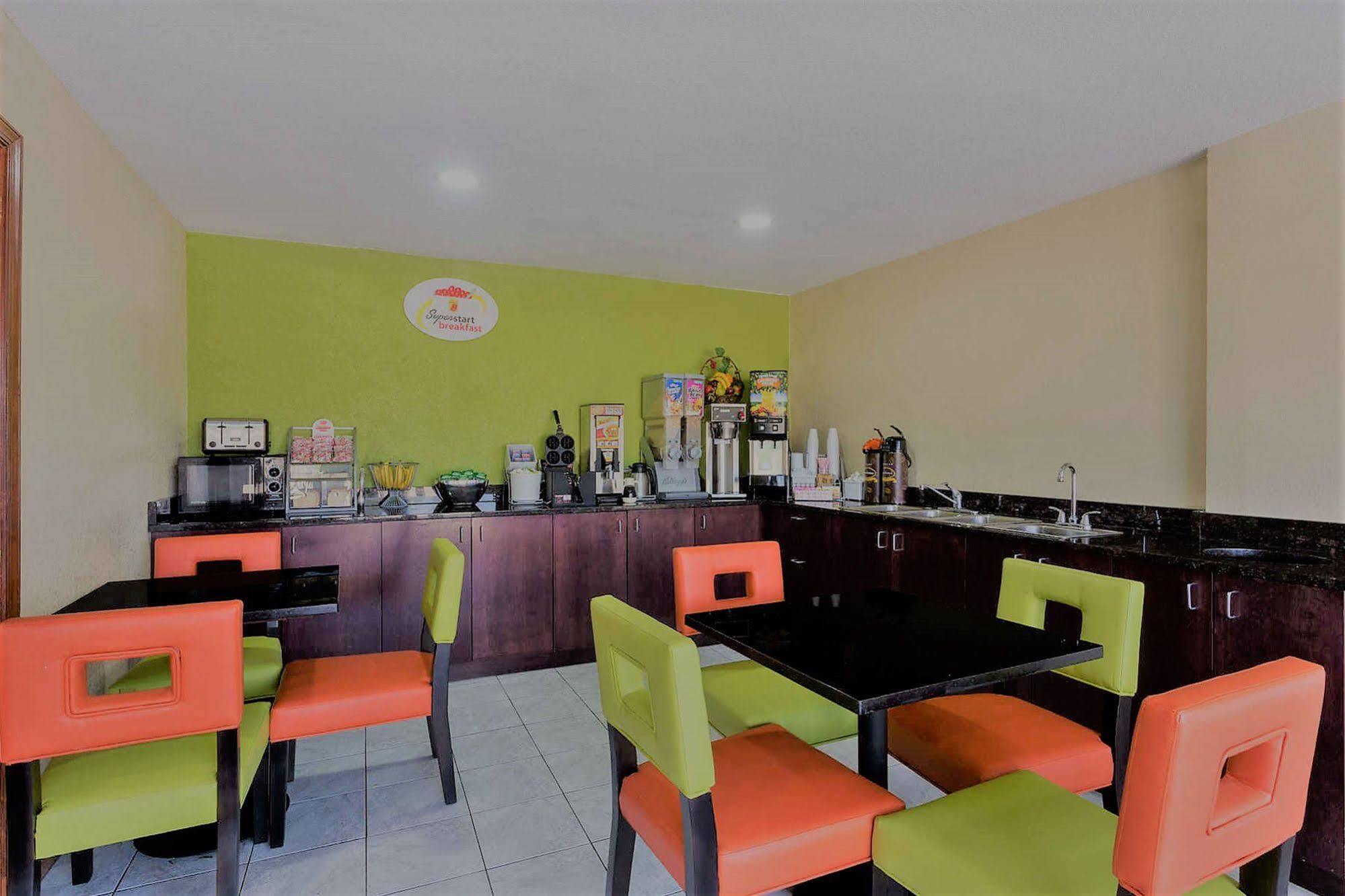 Super 8 By Wyndham Brunswick/St Simons Island Area Hotel Екстериор снимка