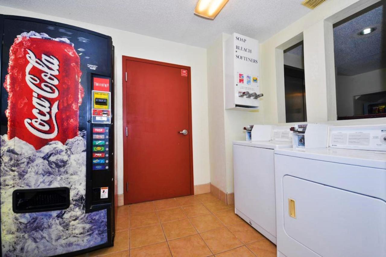 Super 8 By Wyndham Brunswick/St Simons Island Area Hotel Екстериор снимка