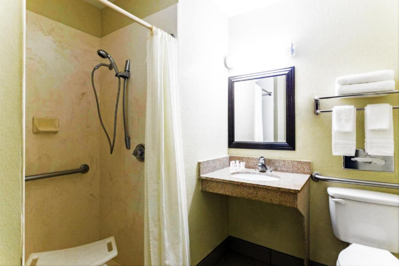 Super 8 By Wyndham Brunswick/St Simons Island Area Hotel Екстериор снимка